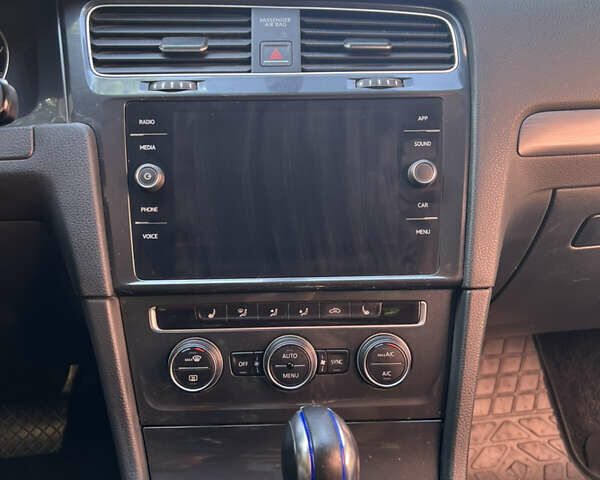 Белый Фольксваген e-Golf, объемом двигателя 0 л и пробегом 74 тыс. км за 11300 $, фото 13 на Automoto.ua