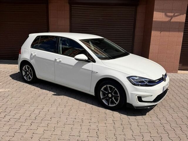 Белый Фольксваген e-Golf, объемом двигателя 0 л и пробегом 139 тыс. км за 12450 $, фото 14 на Automoto.ua