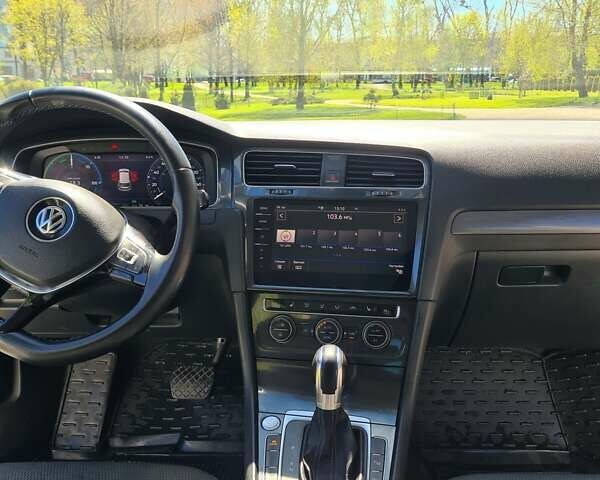 Белый Фольксваген e-Golf, объемом двигателя 0 л и пробегом 136 тыс. км за 19500 $, фото 19 на Automoto.ua