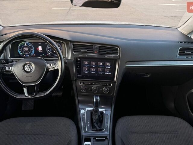 Белый Фольксваген e-Golf, объемом двигателя 0 л и пробегом 99 тыс. км за 13500 $, фото 28 на Automoto.ua