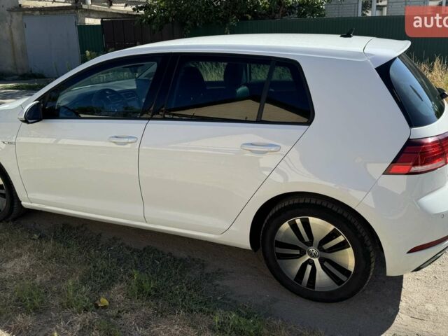 Белый Фольксваген e-Golf, объемом двигателя 0 л и пробегом 98 тыс. км за 16200 $, фото 5 на Automoto.ua
