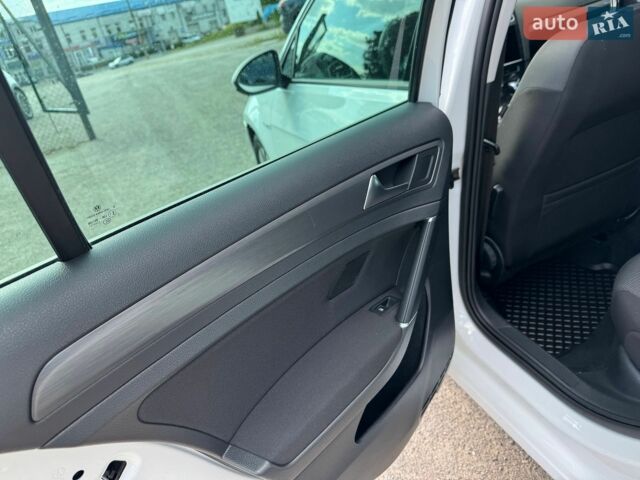 Белый Фольксваген e-Golf, объемом двигателя 0 л и пробегом 165 тыс. км за 12000 $, фото 29 на Automoto.ua