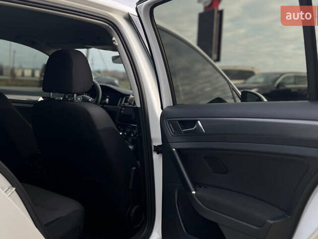 Белый Фольксваген e-Golf, объемом двигателя 0 л и пробегом 76 тыс. км за 12999 $, фото 19 на Automoto.ua