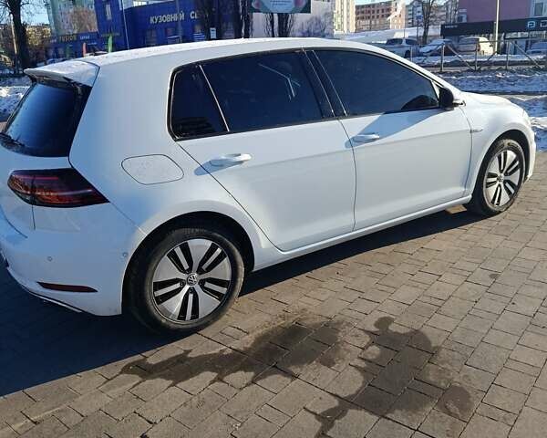 Белый Фольксваген e-Golf, объемом двигателя 0 л и пробегом 167 тыс. км за 12900 $, фото 2 на Automoto.ua