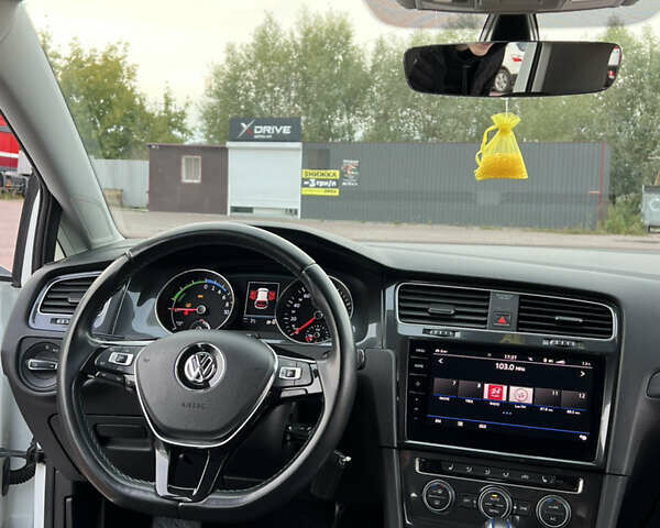Білий Фольксваген e-Golf, об'ємом двигуна 0 л та пробігом 140 тис. км за 12500 $, фото 34 на Automoto.ua