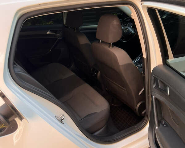 Белый Фольксваген e-Golf, объемом двигателя 0 л и пробегом 74 тыс. км за 11300 $, фото 14 на Automoto.ua