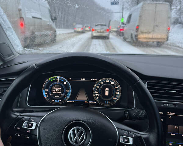 Белый Фольксваген e-Golf, объемом двигателя 0 л и пробегом 137 тыс. км за 13150 $, фото 3 на Automoto.ua