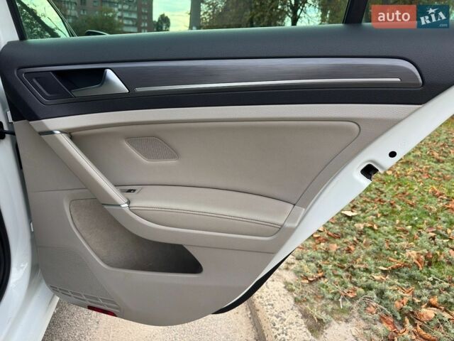 Белый Фольксваген e-Golf, объемом двигателя 0 л и пробегом 156 тыс. км за 13700 $, фото 14 на Automoto.ua