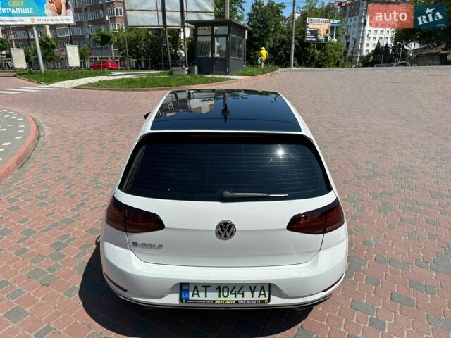 Белый Фольксваген e-Golf, объемом двигателя 0 л и пробегом 50 тыс. км за 11500 $, фото 11 на Automoto.ua
