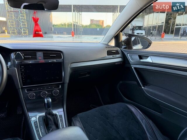 Белый Фольксваген e-Golf, объемом двигателя 0 л и пробегом 132 тыс. км за 12300 $, фото 15 на Automoto.ua