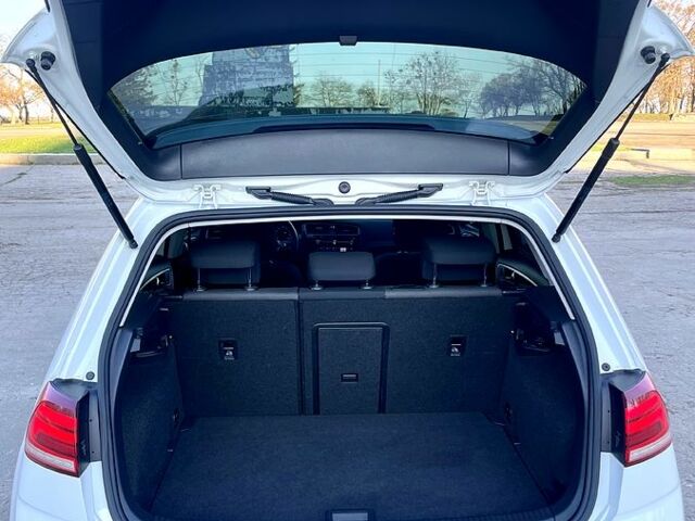 Белый Фольксваген e-Golf, объемом двигателя 0 л и пробегом 121 тыс. км за 11900 $, фото 8 на Automoto.ua