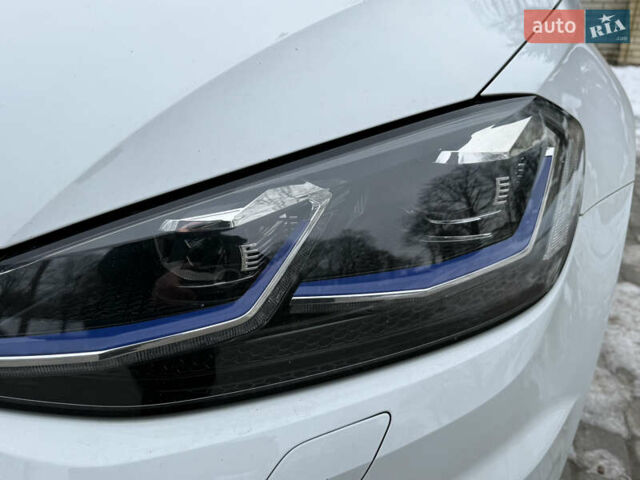 Белый Фольксваген e-Golf, объемом двигателя 0 л и пробегом 84 тыс. км за 11999 $, фото 11 на Automoto.ua