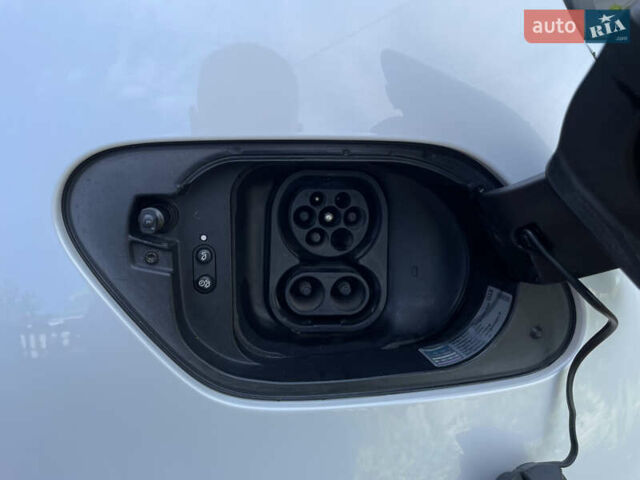 Белый Фольксваген e-Golf, объемом двигателя 0 л и пробегом 89 тыс. км за 14700 $, фото 35 на Automoto.ua