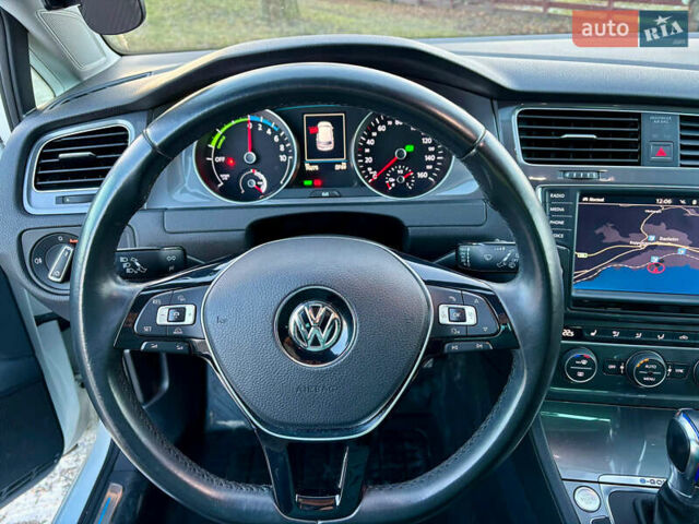 Белый Фольксваген e-Golf, объемом двигателя 0 л и пробегом 70 тыс. км за 5600 $, фото 5 на Automoto.ua