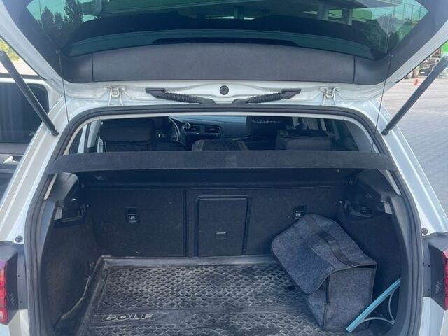 Белый Фольксваген e-Golf, объемом двигателя 0 л и пробегом 132 тыс. км за 12700 $, фото 20 на Automoto.ua