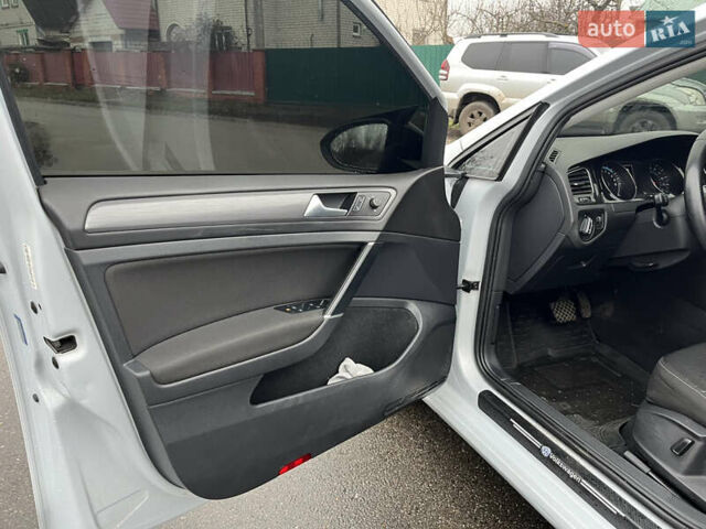 Белый Фольксваген e-Golf, объемом двигателя 0 л и пробегом 142 тыс. км за 12500 $, фото 17 на Automoto.ua