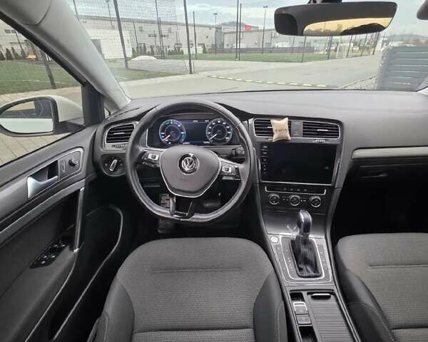 Белый Фольксваген e-Golf, объемом двигателя 0 л и пробегом 76 тыс. км за 12300 $, фото 10 на Automoto.ua