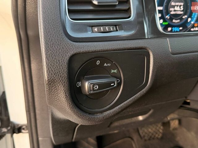 Белый Фольксваген e-Golf, объемом двигателя 0 л и пробегом 99 тыс. км за 13500 $, фото 18 на Automoto.ua