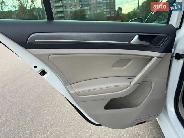 Белый Фольксваген e-Golf, объемом двигателя 0 л и пробегом 156 тыс. км за 13700 $, фото 13 на Automoto.ua