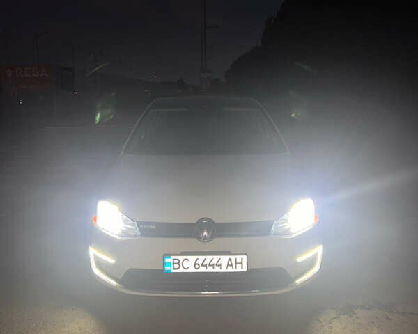 Белый Фольксваген e-Golf, объемом двигателя 0 л и пробегом 74 тыс. км за 11300 $, фото 2 на Automoto.ua