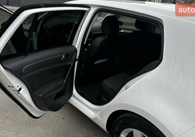 Белый Фольксваген e-Golf, объемом двигателя 0 л и пробегом 126 тыс. км за 12800 $, фото 16 на Automoto.ua
