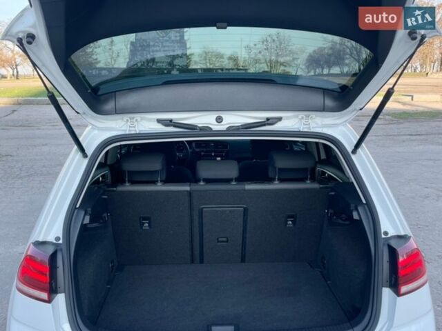 Белый Фольксваген e-Golf, объемом двигателя 0 л и пробегом 121 тыс. км за 11900 $, фото 9 на Automoto.ua