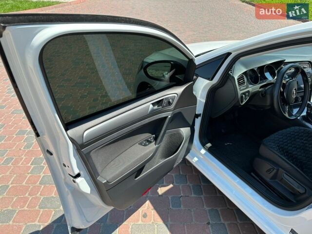 Белый Фольксваген e-Golf, объемом двигателя 0 л и пробегом 50 тыс. км за 11500 $, фото 16 на Automoto.ua