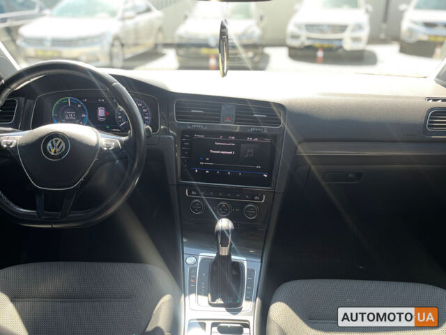 Белый Фольксваген e-Golf, объемом двигателя 36 л и пробегом 118 тыс. км за 15500 $, фото 21 на Automoto.ua