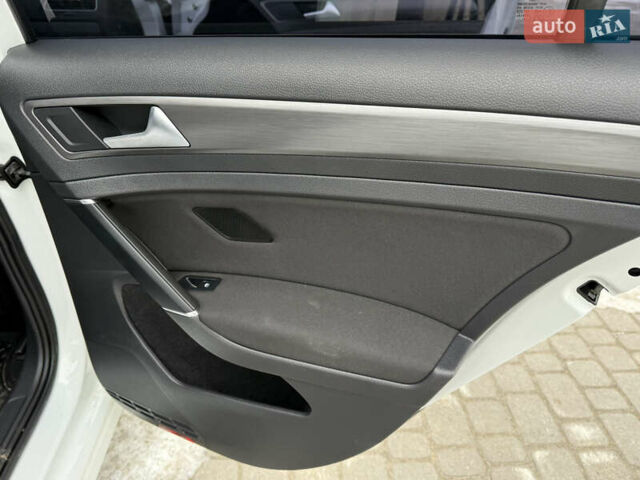 Белый Фольксваген e-Golf, объемом двигателя 0 л и пробегом 84 тыс. км за 11999 $, фото 29 на Automoto.ua