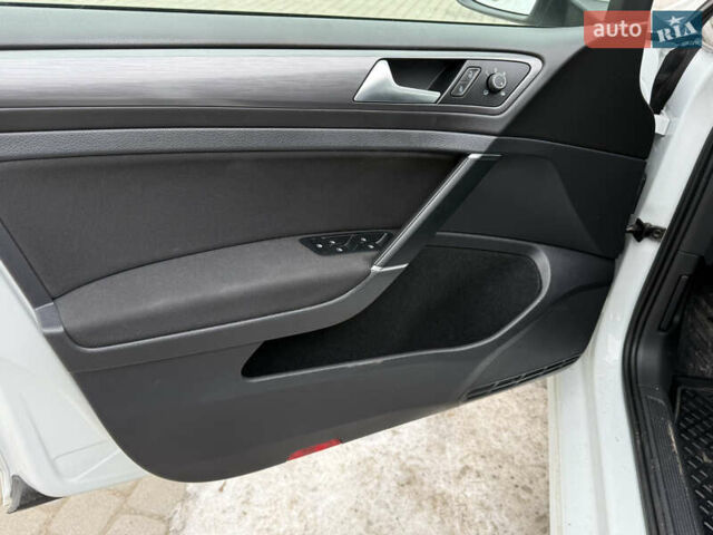 Белый Фольксваген e-Golf, объемом двигателя 0 л и пробегом 84 тыс. км за 11999 $, фото 40 на Automoto.ua