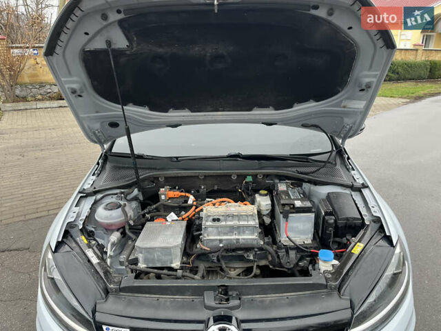 Белый Фольксваген e-Golf, объемом двигателя 0 л и пробегом 142 тыс. км за 12500 $, фото 15 на Automoto.ua