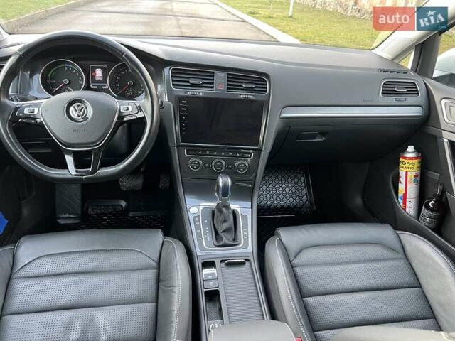 Белый Фольксваген e-Golf, объемом двигателя 0 л и пробегом 129 тыс. км за 11950 $, фото 26 на Automoto.ua