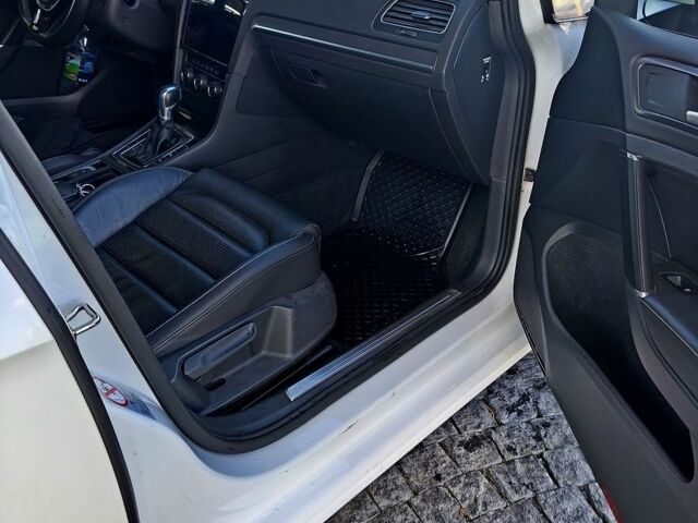 Белый Фольксваген e-Golf, объемом двигателя 0 л и пробегом 155 тыс. км за 12200 $, фото 8 на Automoto.ua