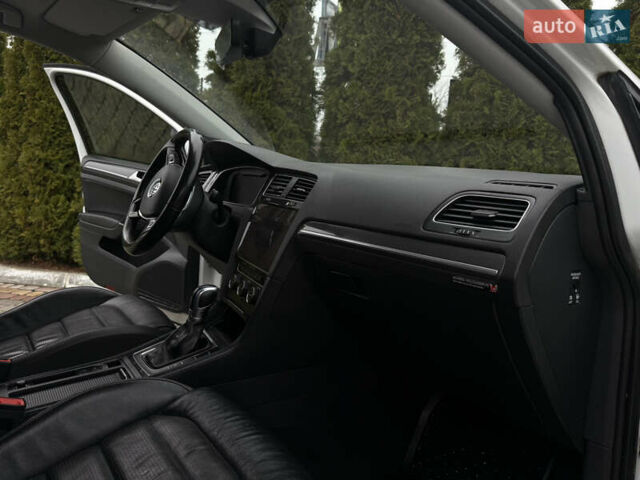 Белый Фольксваген e-Golf, объемом двигателя 0 л и пробегом 97 тыс. км за 11555 $, фото 34 на Automoto.ua