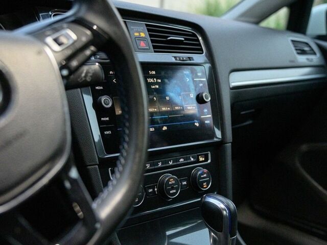 Белый Фольксваген e-Golf, объемом двигателя 0 л и пробегом 139 тыс. км за 11900 $, фото 33 на Automoto.ua