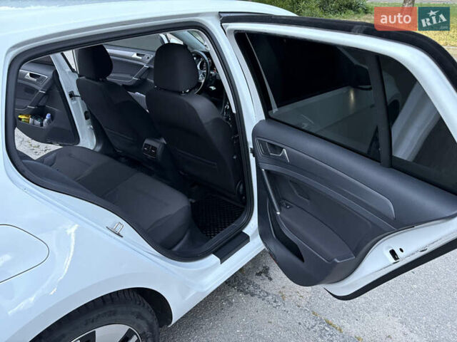 Белый Фольксваген e-Golf, объемом двигателя 0 л и пробегом 128 тыс. км за 13100 $, фото 13 на Automoto.ua