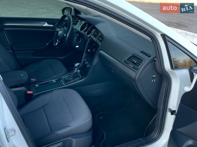 Белый Фольксваген e-Golf, объемом двигателя 0 л и пробегом 121 тыс. км за 11900 $, фото 15 на Automoto.ua