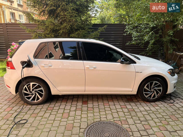 Белый Фольксваген e-Golf, объемом двигателя 0 л и пробегом 74 тыс. км за 11300 $, фото 6 на Automoto.ua