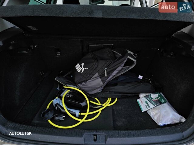 Белый Фольксваген e-Golf, объемом двигателя 0 л и пробегом 65 тыс. км за 14000 $, фото 12 на Automoto.ua