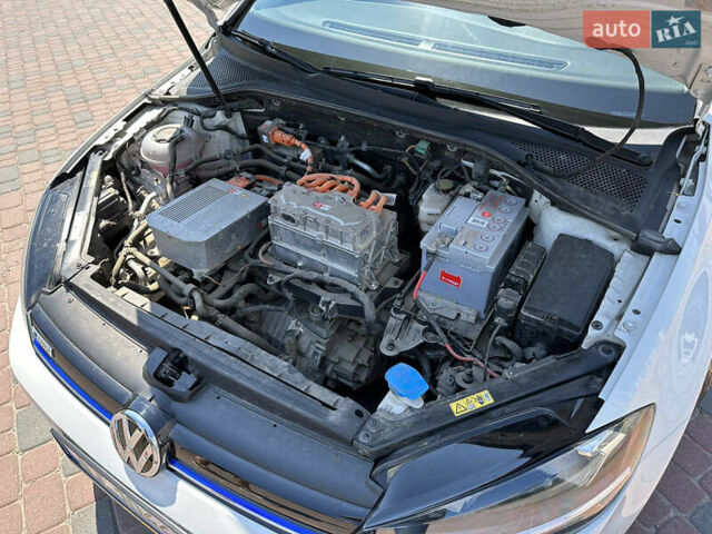 Белый Фольксваген e-Golf, объемом двигателя 0 л и пробегом 20 тыс. км за 15500 $, фото 20 на Automoto.ua