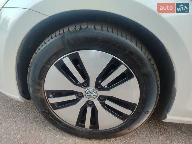 Белый Фольксваген e-Golf, объемом двигателя 0 л и пробегом 142 тыс. км за 12500 $, фото 14 на Automoto.ua