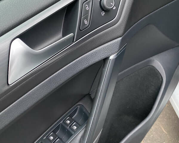 Білий Фольксваген e-Golf, об'ємом двигуна 0 л та пробігом 127 тис. км за 14500 $, фото 20 на Automoto.ua