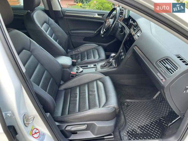 Белый Фольксваген e-Golf, объемом двигателя 0 л и пробегом 90 тыс. км за 14699 $, фото 19 на Automoto.ua