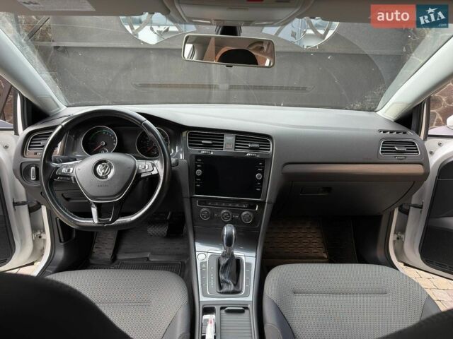 Белый Фольксваген e-Golf, объемом двигателя 0 л и пробегом 116 тыс. км за 12100 $, фото 31 на Automoto.ua