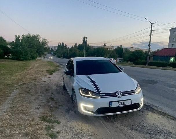 Белый Фольксваген e-Golf, объемом двигателя 0 л и пробегом 132 тыс. км за 12700 $, фото 30 на Automoto.ua