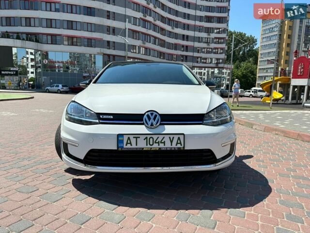 Белый Фольксваген e-Golf, объемом двигателя 0 л и пробегом 50 тыс. км за 11500 $, фото 26 на Automoto.ua