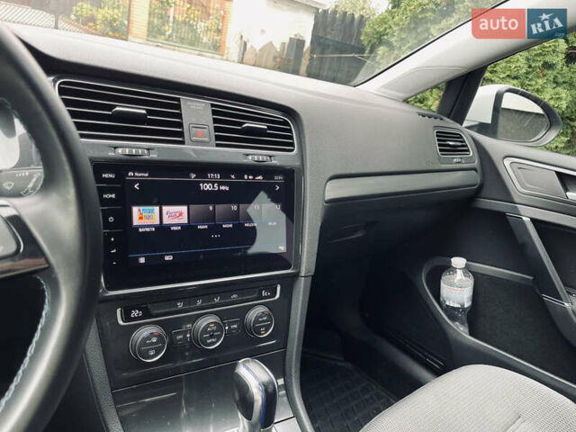 Белый Фольксваген e-Golf, объемом двигателя 0 л и пробегом 112 тыс. км за 13500 $, фото 14 на Automoto.ua