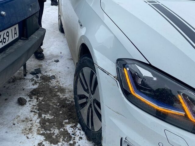 Белый Фольксваген e-Golf, объемом двигателя 0 л и пробегом 132 тыс. км за 12700 $, фото 33 на Automoto.ua