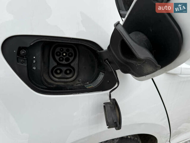 Белый Фольксваген e-Golf, объемом двигателя 0 л и пробегом 84 тыс. км за 11999 $, фото 25 на Automoto.ua