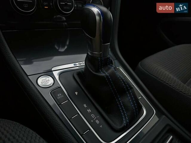 Белый Фольксваген e-Golf, объемом двигателя 0 л и пробегом 101 тыс. км за 12499 $, фото 12 на Automoto.ua